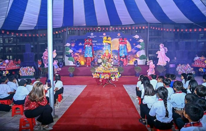 Chương trình "Biên cương - Đêm hội Trăng rằm" tại Trường Phổ thông nội trú liên cấp Tiểu học và Trung học cơ sở A Lưới 4. Ảnh: V.T