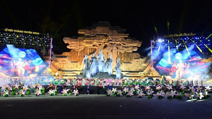 Đêm hội Thành Tuyên năm 2026 tổ chức tại khu vực Quảng trường Nguyễn Tất Thành, thu hút lượng lớn khách đến tham dự