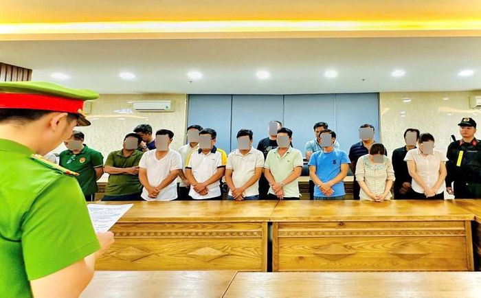 Công an đọc lệnh khởi tố đối với các đối tượng