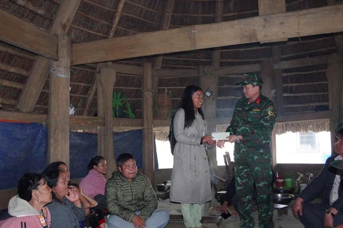Bộ CHQS TP. Đà Nẵng thăm, động viên và trao 40 suất quà, hỗ trợ 40 hộ dân thôn Ga Ry vượt qua khó khăn, ổn định cuộc sống sau di dời