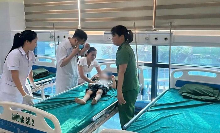 Cháu Phùng Gia Hưng được cấp cứu kịp thời và sức khỏe dần ổn định. Ảnh: Công an Thanh Hoá