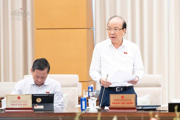 Chủ nhiệm Ủy ban Pháp luật và Tư pháp của Quốc hội Phan Chí Hiếu trình bày báo cáo tóm tắt thẩm tra
