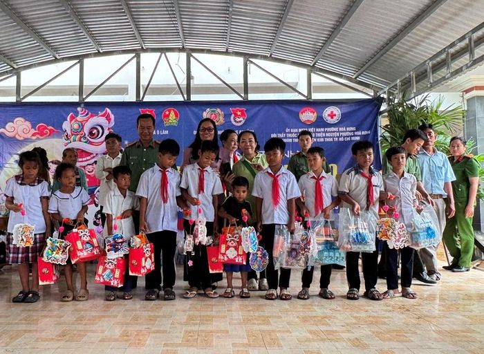 Học sinh Trường Tiểu học An Tức, xã Ô Lâm nhận quà Trung thu