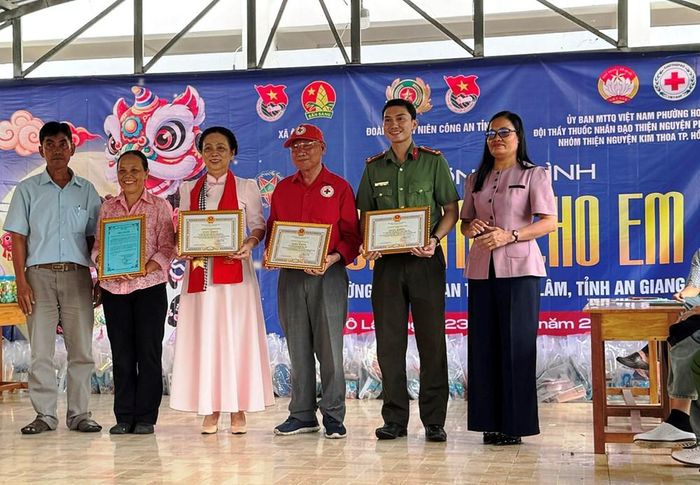 Ban tổ chức trao giấy khen và thư cảm ơn các đơn vị phối hợp tổ chức chương trình