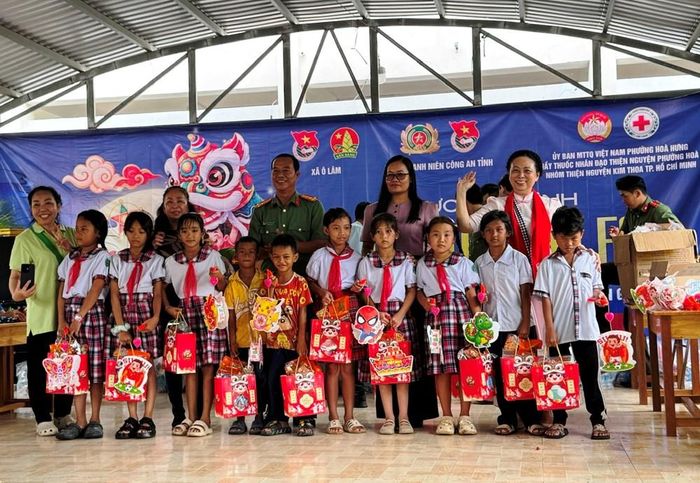 Trao quà Trung thu do học sinh Khmer ở xã Ô Lâm