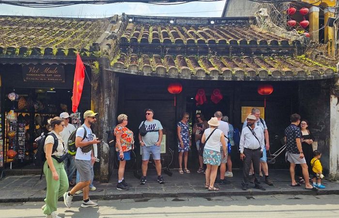 Du khách quốc tế tham quan phố cổ Hội An