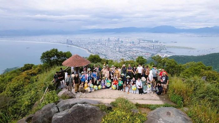 Du khách tham quan bán đảo Sơn Trà