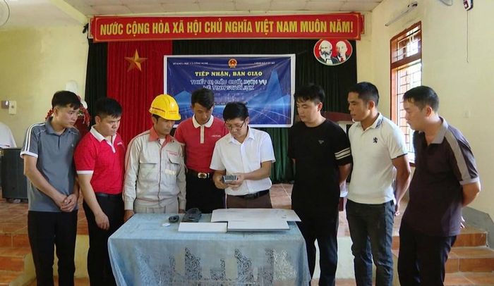 Cán bộ kỹ thuật giới thiệu, hướng dẫn sử dụng thiết bị đầu cuối dịch vụ vệ tinh Starlink tại điểm triển khai. Ảnh: Sở Khoa học và Công nghệ Sơn La