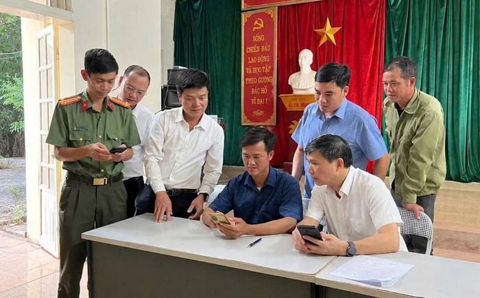 Các đại biểu kiểm tra khả năng kết nối Internet sau khi thiết bị Starlink được đưa vào sử dụng. Ảnh: Sở Khoa học và Công nghệ Sơn La