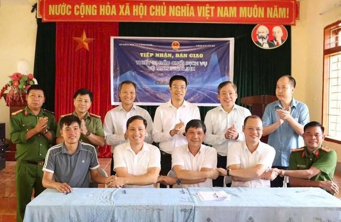 Chương trình tiếp nhận, bàn giao thiết bị đầu cuối dịch vụ vệ tinh Starlink tại địa bàn còn khó khăn về hạ tầng viễn thông. Ảnh: Sở Khoa học và Công nghệ Sơn La