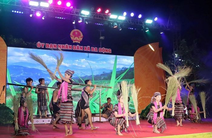 Tiết mục văn nghệ mang đậm bản sắc văn hóa truyền thống của đồng bào Hrê