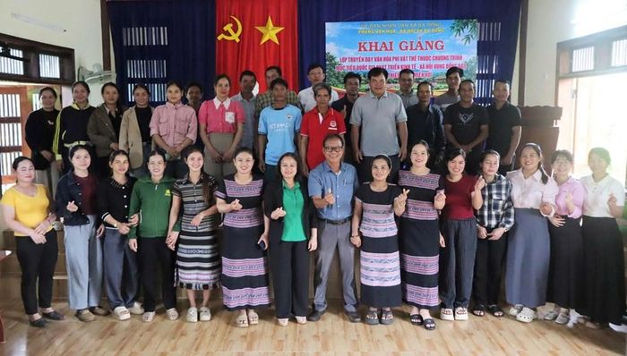 Những thanh niên Hrê tham gia lớp học với mong muốn tiếp nối các giá trị văn hóa truyền thống