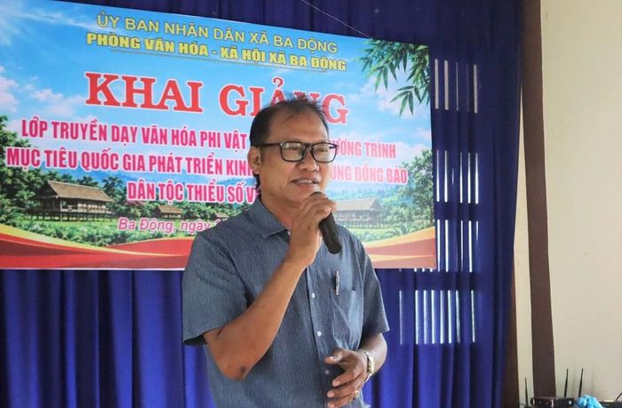 Nhạc sĩ Phạm Minh Đát phát biểu tại lớp truyền dạy văn hoá phi vật thể