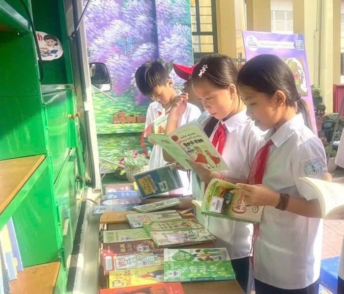 Học sinh lựa chọn sách tại thư viện lưu động “Hành trình ánh sáng tri thức” của Thư viện tỉnh Lào Cai