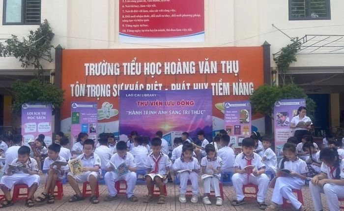 Không gian thư viện lưu động tạo điều kiện để học sinh lựa chọn, đọc sách ngay tại khuôn viên nhà trường