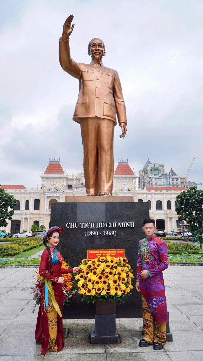 Hai nghệ sĩ Thanh Hoa và Hiển Phước chụp ảnh tại Tượng đài Chủ tịch Hồ Chí Minh sáng 23.9