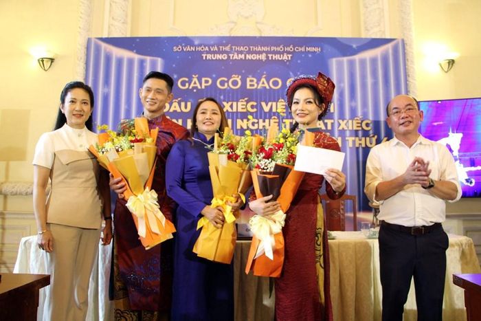 NSND Nguyễn Thị Thanh Thúy, Phó Giám đốc Sở Văn hóa và Thể thao TP.HCM tặng hoa và quà chúc mừng các nghệ sĩ