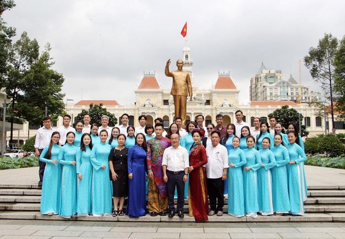 Tập thể Trung tâm Nghệ thuật TP.HCM dâng hoa, báo công lên Chủ tịch Hồ Chí Minh và chụp ảnh lưu niệm trước Tượng đài Bác
