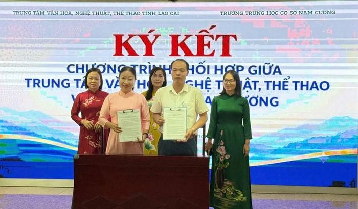 Trong khuôn khổ Lễ khai mạc, Trung tâm Văn hóa, Nghệ thuật, Thể thao tỉnh Lào Cai và Trường THCS Nam Cường ký kết chương trình phối hợp giai đoạn 2026 - 2030. Hoạt động này tạo cơ sở để hai đơn vị tăng cường phối hợp giáo dục truyền thống lịch sử, văn hóa và di sản cho học sinh trong những năm tới