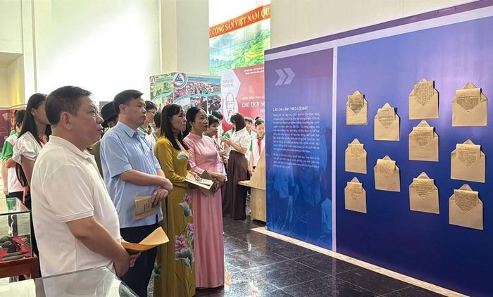 Thông qua các tư liệu, hình ảnh, công chúng có dịp tìm hiểu về chuyến thăm Lào Cai của Chủ tịch Hồ Chí Minh cách đây 68 năm, tình cảm của Người dành cho đồng bào các dân tộc cũng như những lời căn dặn đối với Đảng bộ, chính quyền và nhân dân địa phương
