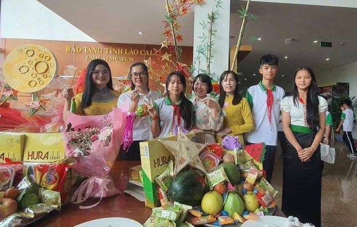 Ngay sau khi tìm hiểu những tư liệu về Bác Hồ, hơn 130 học sinh khối 8 Trường THCS Nam Cường tiếp tục tham gia các hoạt động trải nghiệm văn hóa truyền thống như tự tay làm bánh dẻo, làm đèn lồng và bày mâm ngũ quả