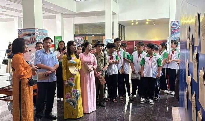 Chương trình có sự tham gia của đại diện các cơ quan, đơn vị, trường học trên địa bàn cùng hơn 130 học sinh khối 8 Trường THCS Nam Cường, người dân và du khách