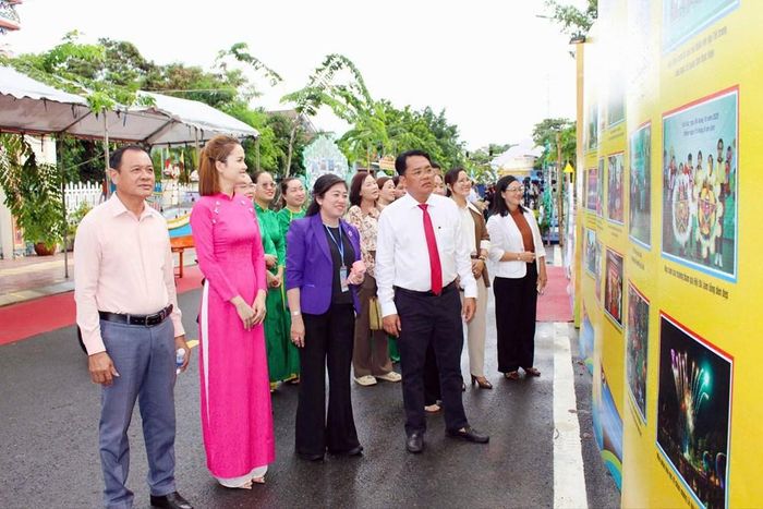 Các đại biểu tham quan triển lãm