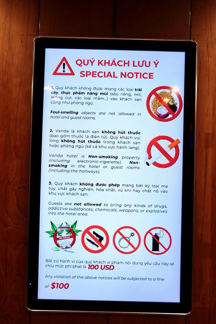 Khi vào thang máy để lên các phòng, khách sẽ bắt gặp những hình ảnh tuyên truyền như thế này
