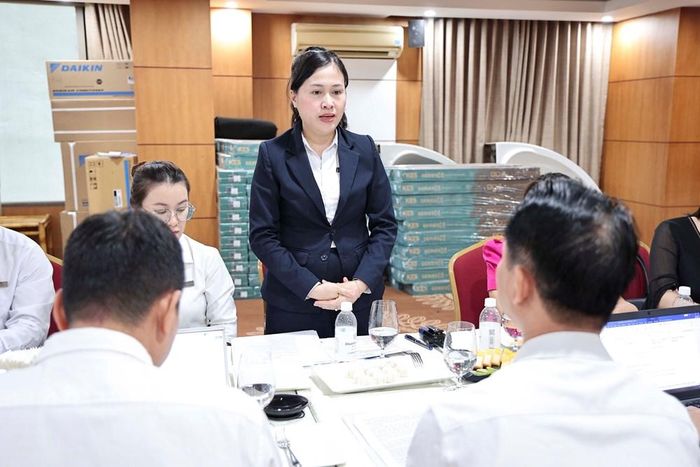 Đại diện khách sạn Diamond Sea Đà Nẵng - bà Lại Thị Kim Thoa thông tin về khách sạn tại buổi làm việc