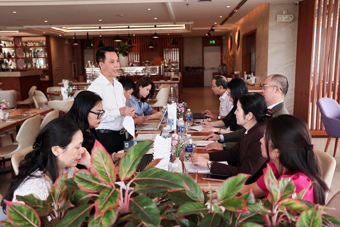 Phó Tổng Biên tập Báo Văn Hoá Nguyễn Văn Mười phát biểu trong buổi làm việc tại khách sạn Vanda