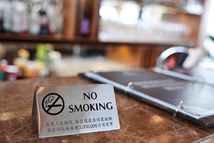 Hệ thống biển báo cấm hút thuốc theo quy định được khách sạn bố trí nhiều nơi