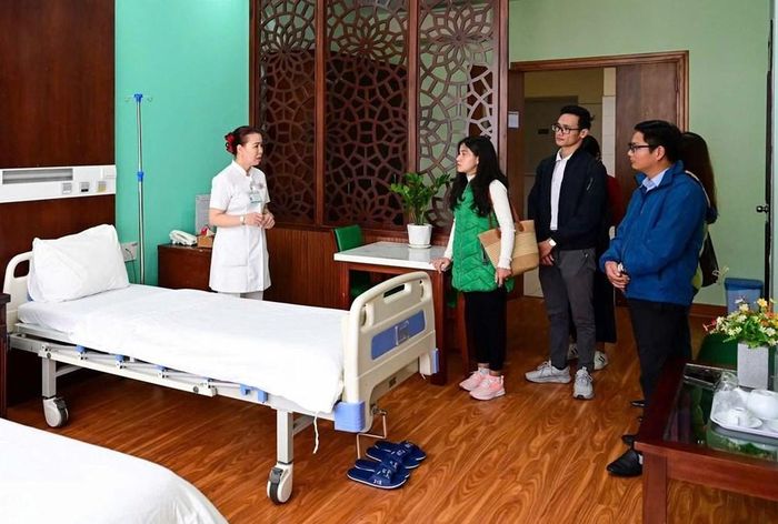 Các đơn vị lữ hành khảo sát dịch vụ khám chữa bệnh và chăm sóc sức khỏe tại Bệnh viện Quốc tế Trung ương Huế. Ảnh: H.Hải