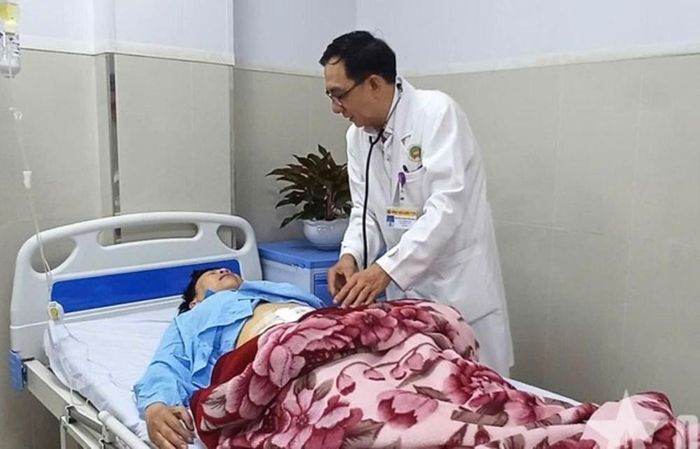 Hiện, bệnh nhân đã tỉnh táo và được bác sĩ tiếp tục chăm sóc
