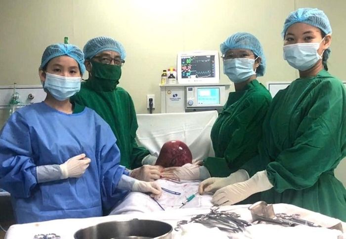 Các bác sĩ bóc tách khối u thành công cho bệnh nhân, sau 2 giờ phẫu thuật