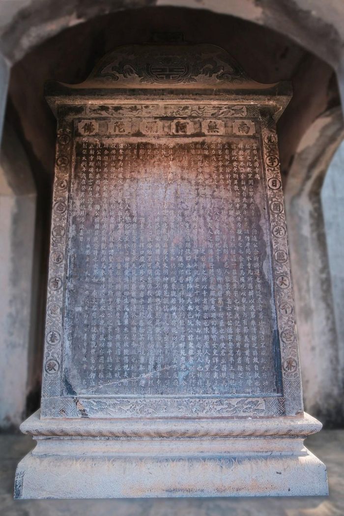Bia đá ở chùa Sủi