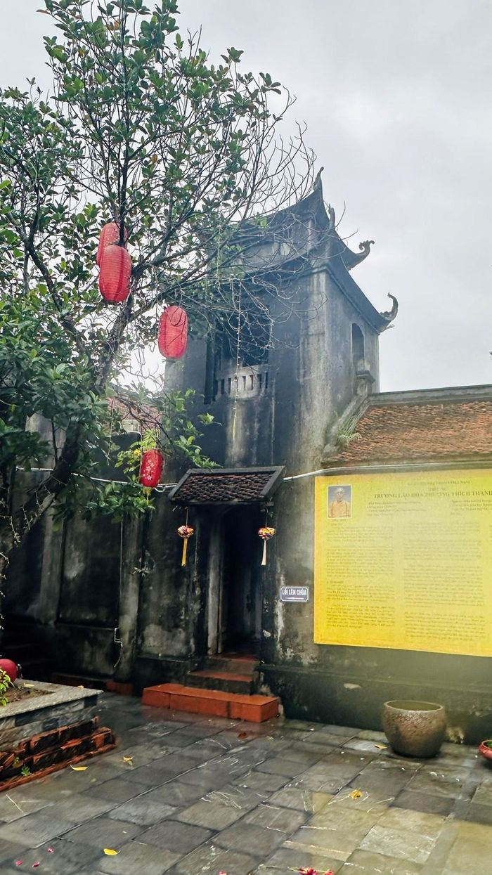 Gác chuông chùa Sủi