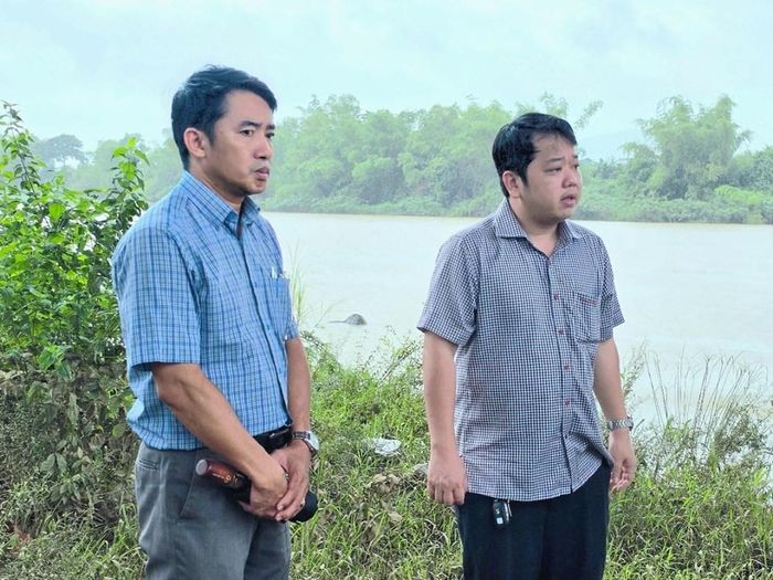 Ông Lưu Xuân Vũ, Bí thư Đảng ủy xã chỉ đạo công tác ứng phó mưa lũ trên địa bàn xã