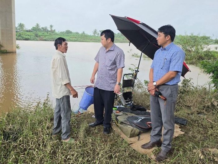 Ông Lưu Xuân Vũ, Bí thư Đảng ủy xã, đến thăm hỏi đời sống bà con; đồng thời đề nghị người dân nâng cao cảnh giác, đặt an toàn tính mạng lên trên hết, không đánh bắt, câu cá ven sông suối trước diễn biến phức tạp của mùa mưa lũ