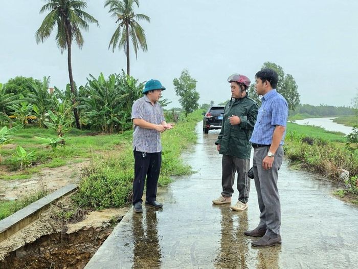 Tại các điểm xung yếu, ông Lưu Xuân Vũ, Bí thư Đảng ủy xã (bên trái), chỉ đạo các phòng, ban chủ động rà soát, bổ sung phương án “4 tại chỗ”, sẵn sàng ứng phó khi bão lũ xảy ra