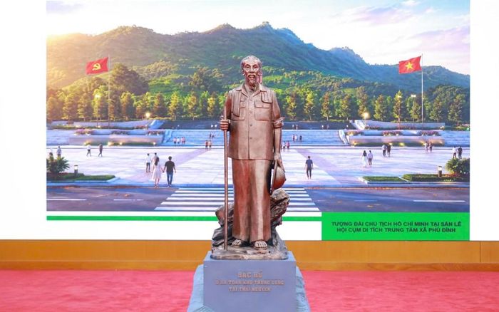 Mẫu phác thảo Tượng đài Chủ tịch Hồ Chí Minh