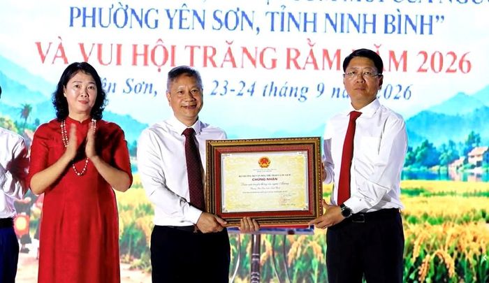Lãnh đạo UBND tỉnh Ninh Bình trao Chứng nhận Di sản văn hóa phi vật thể quốc gia cho Đảng ủy, chính quyền, nhân dân và đồng bào dân tộc Mường, phường Yên Sơn
