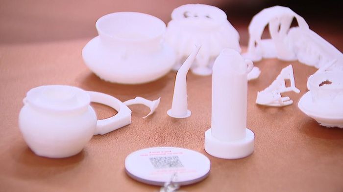 Phiên bản hiện vật mini kích thước 3-4 cm có tích hợp mã QR tra cứu thông tin trên nền tảng số.