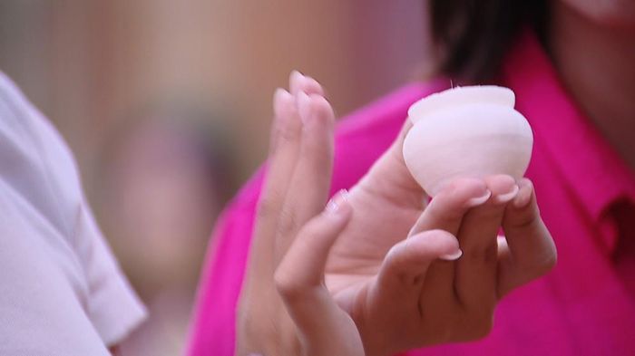 ...và tham gia hoạt động "mang di sản về nhà" thông qua những phiên bản hiện vật mini