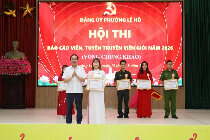  Đồng chí Bí thư Đảng ủy phường trao giải Hội thi Báo cáo viên, tuyên truyền viên giỏi năm 2026 