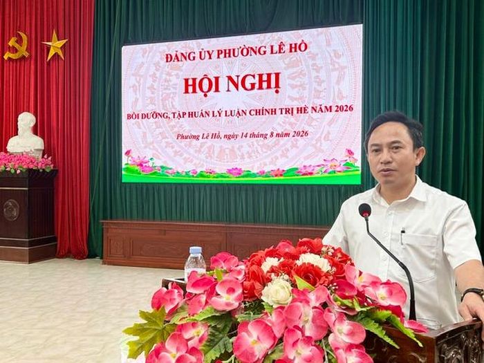  Đồng chí Phó bí thư thường trực Đảng ủy, Chủ tịch HĐND phường Đinh Thạch Cương phát biểu tại Hội nghị Bồi dưỡng lý luận chính trị 2026 