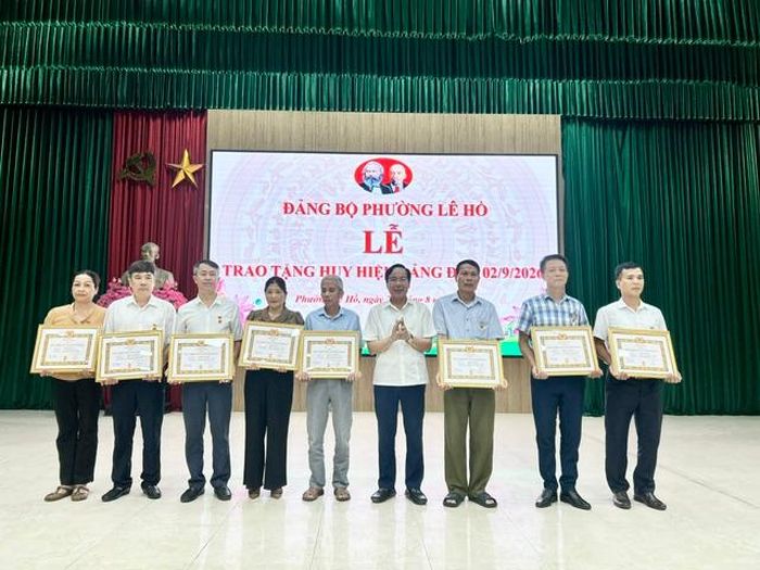  Đồng chí Bí thư Đảng ủy phường trao tặng huy hiệu Đảng cho Đảng viên 