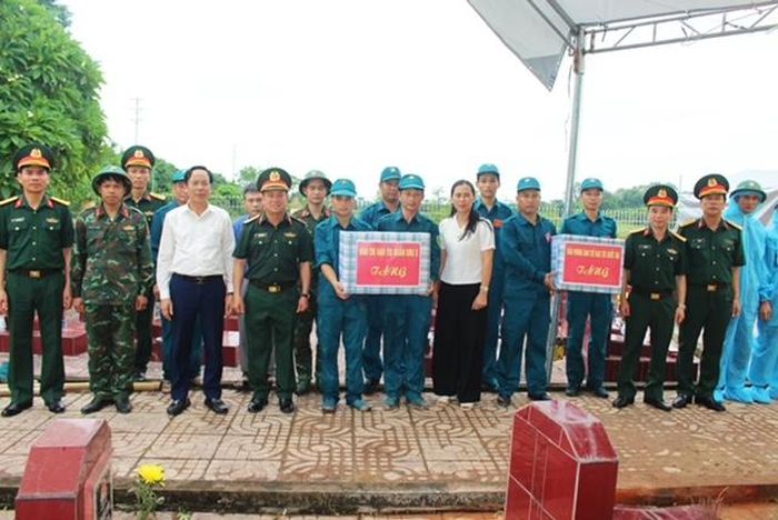  Thường trực Đảng ủy, lãnh đạo UBND Phường tặng quà cho Đoàn công tác của BCH Quân sự tỉnh thực hiện lấy mẫu, xác định danh tính hài cốt liệt sỹ trên địa bàn phường 