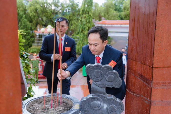  Thường trực Đảng ủy phường dâng hương tại nghĩa trang liệt sỹ 