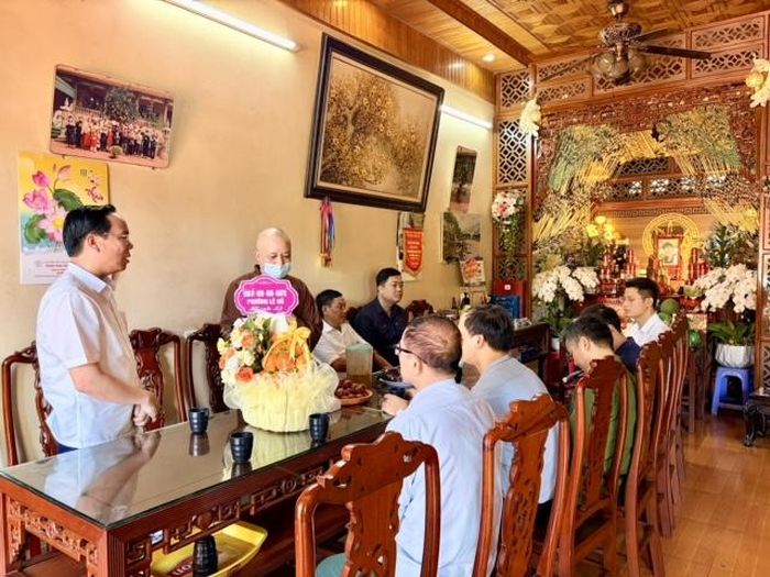  Đồng chí Bí thư Đảng ủy phường và Đoàn công tác của phường thăm và tặng quà các cơ sở tín ngưỡng, tôn giáo trên địa bàn 