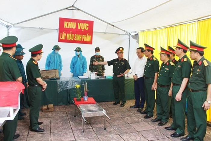  Đồng chí Bí thư Đảng ủy phường Lê Minh Đức kiểm tra công tác lấy mẫu hài cốt, xác định danh tính liệt sỹ trên địa bàn phường 